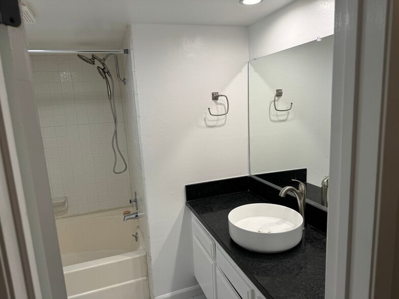 Secondary Shower/Tub open - 2700 Cahuenga Blvd E