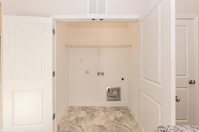 Building Photo - Three Bedroom Home!