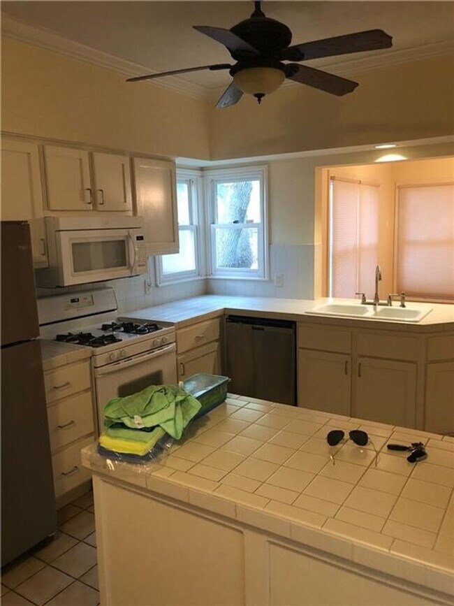 Building Photo - West Austin 3x3 Cozy Home!