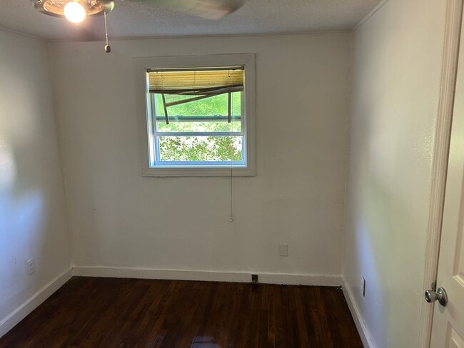 Building Photo - 2 Bed, 1 Bath Home