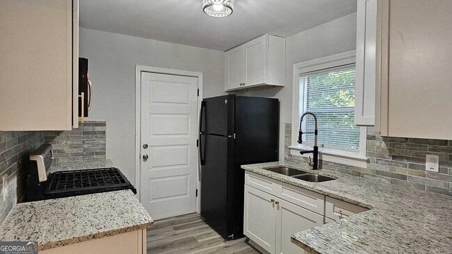 Building Photo - 1830 Meadow Ln