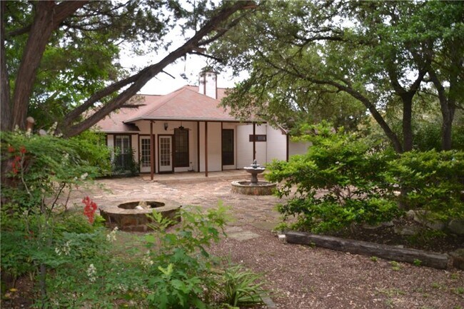 Building Photo - 611 Rolling Green Dr