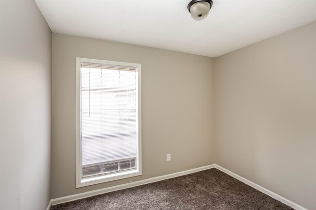 Building Photo - 2999 Morningview Dr