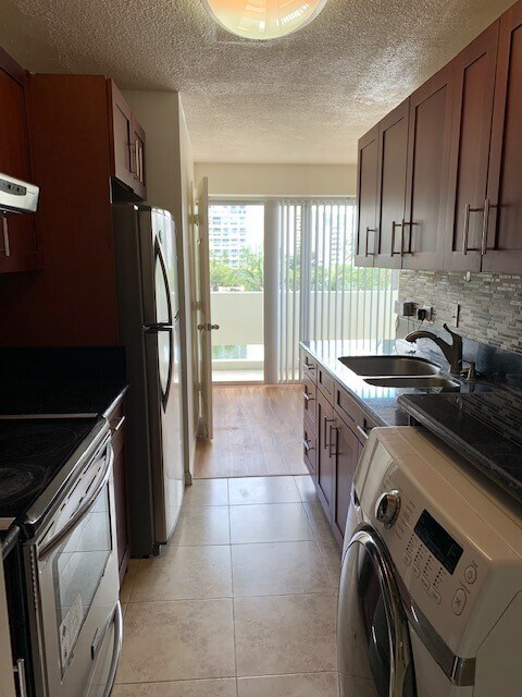 Building Photo - Waikiki Twin Towers - Great location in he...