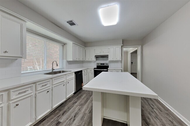 Building Photo - 1315 Forest Hollow Dr