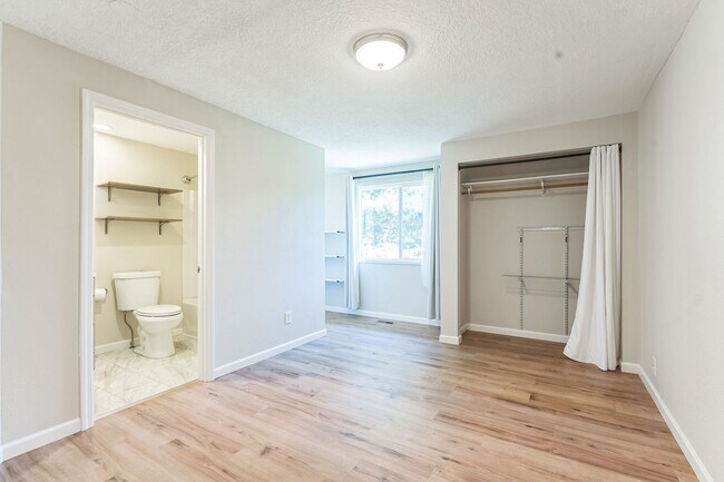 Building Photo - $500 gift card with lease by 9/1/25. Water...