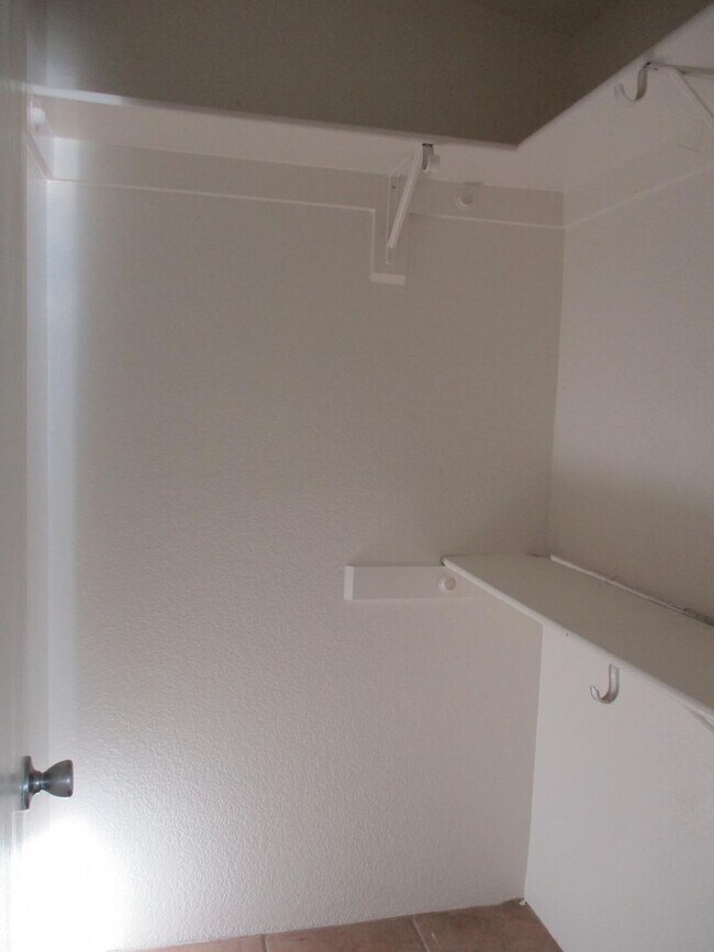 Building Photo - 2 Bedroom, 2 Bath