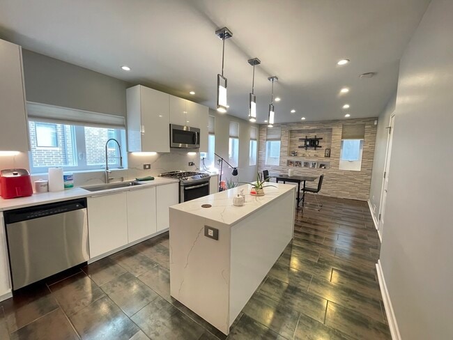 Building Photo - 3230 N Elston Ave