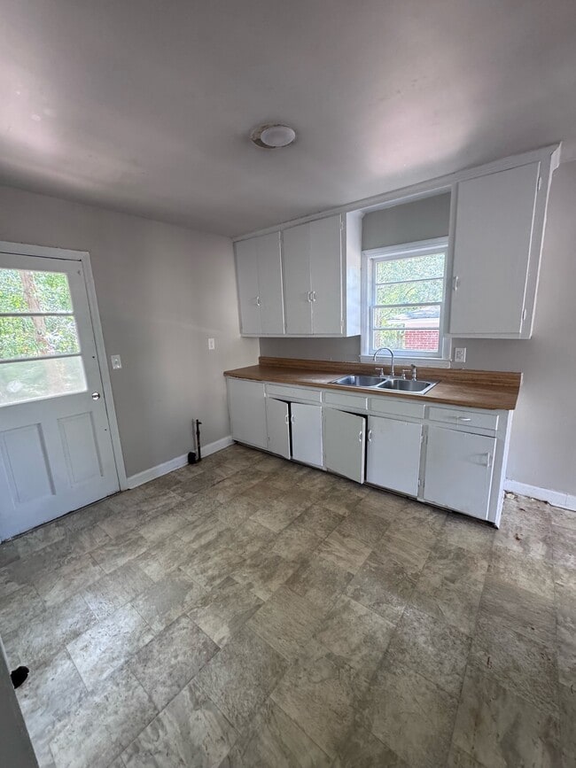 Building Photo - 216 Crawford Ave