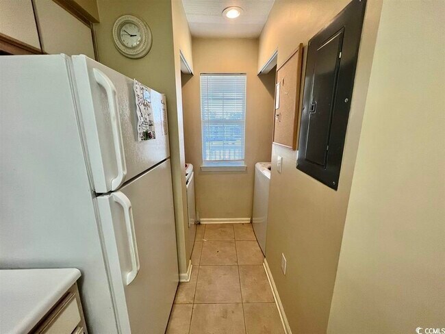 Building Photo - 627 Waterway Village Blvd