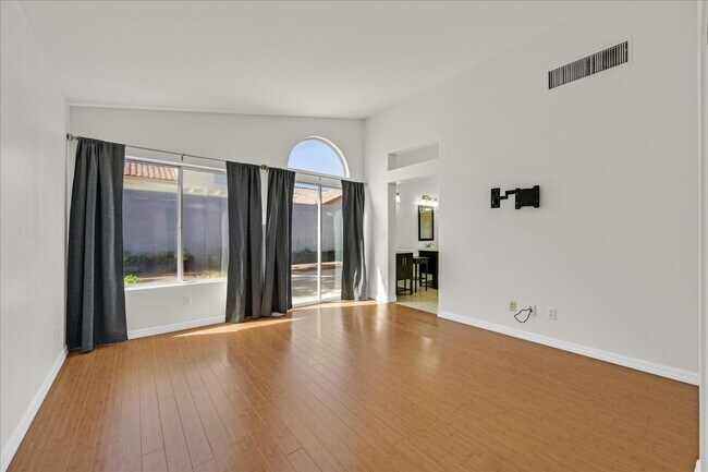 Building Photo - 313 Montcliff Ave