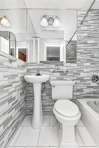 Building Photo - 290 W 12th St