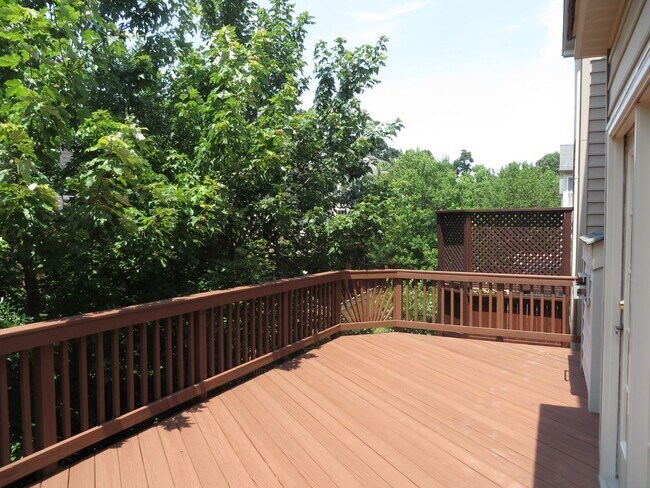 Building Photo - Beautiful 3-level colonial-style town home...