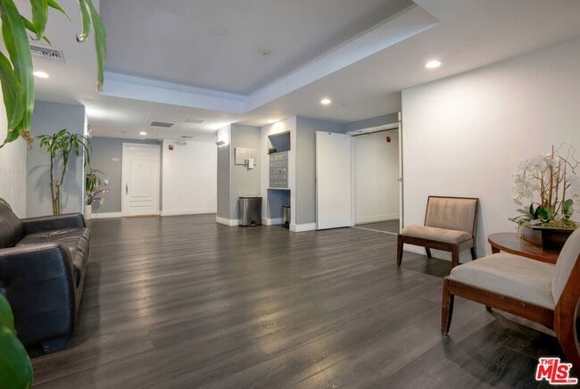 Building Photo - 1430 S Beverly Glen Blvd