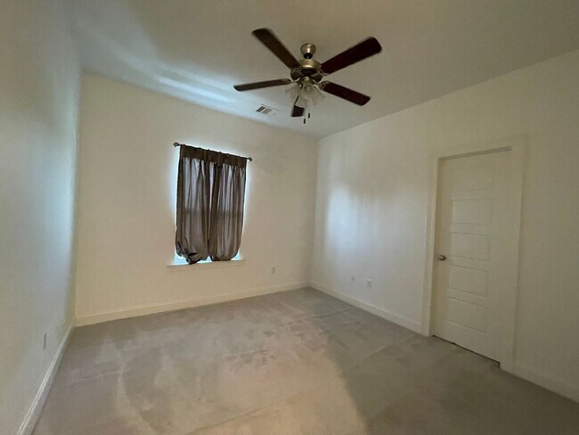 Building Photo - 3 Bedroom Garden Home in Stonelake Village...