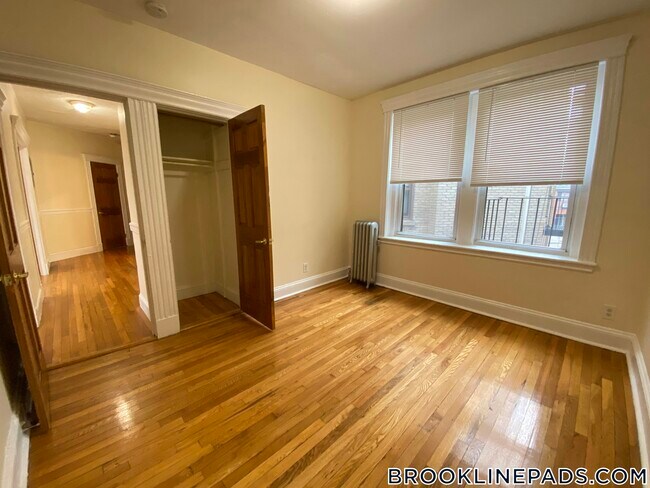 Building Photo - 352 Riverway