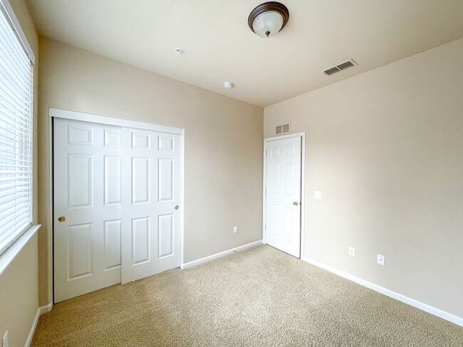 Building Photo - Gorgeous Natomas Condo