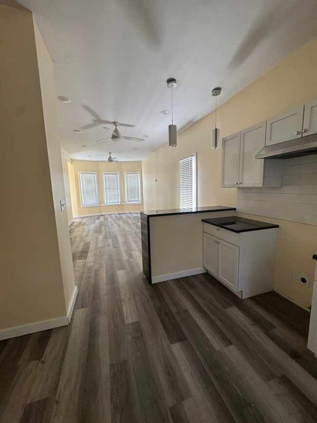 Building Photo - 4 bedroom newly renovated home, Near Downt...