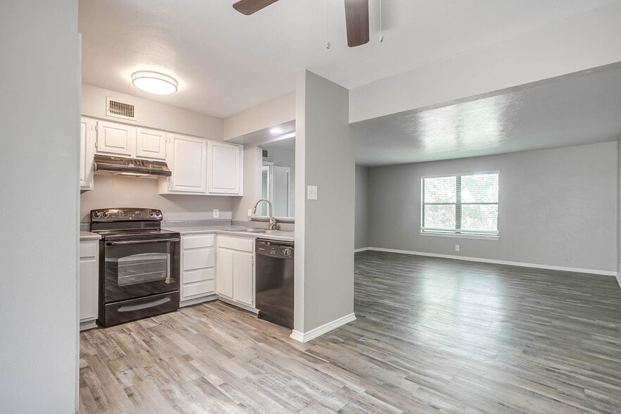 Building Photo - Foxfire Apartment Homes