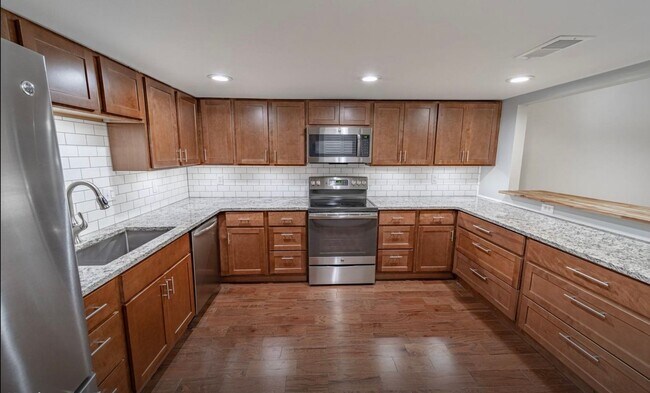 Building Photo - Knoxville 37920 - 3 bedroom, 3 bath home i...