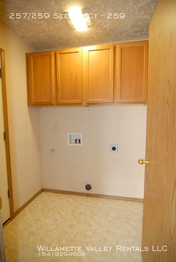 Building Photo - Nice S Salem duplex