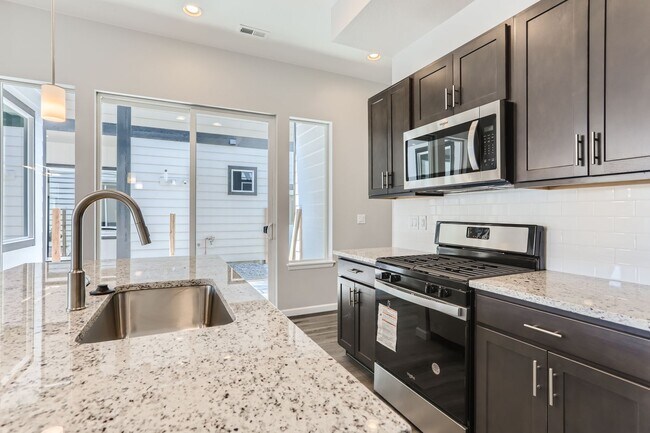 Building Photo - Stunning 3 Bed 2 1/2 Bath Home - Move in Special!
