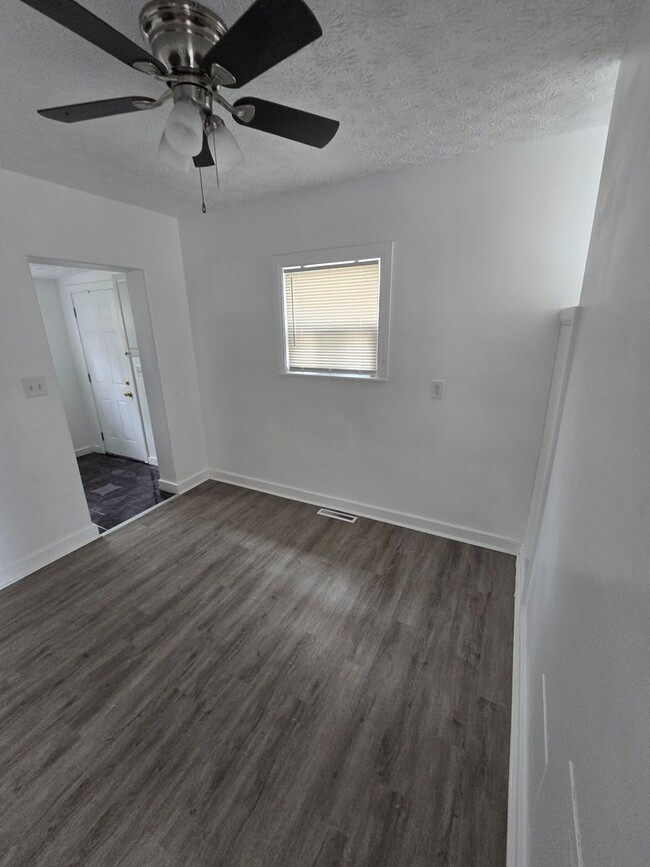 Building Photo - 2 BEDROOM SINGLE FAMILY