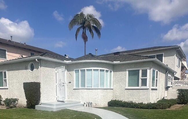 Primary Photo - 931 E La Palma Dr