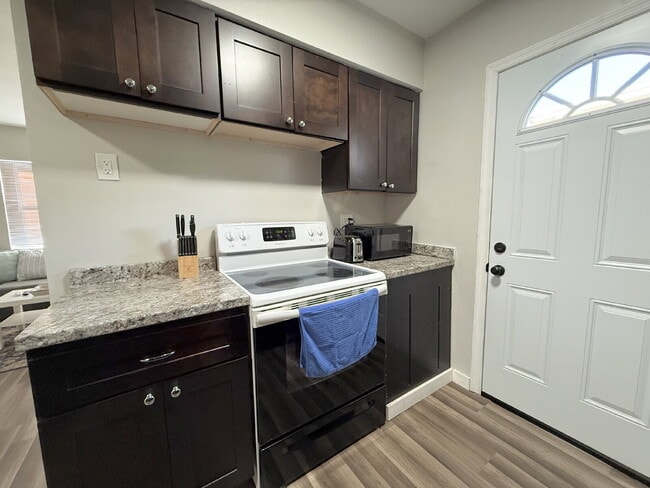 Building Photo - 305 S Lincoln Ave