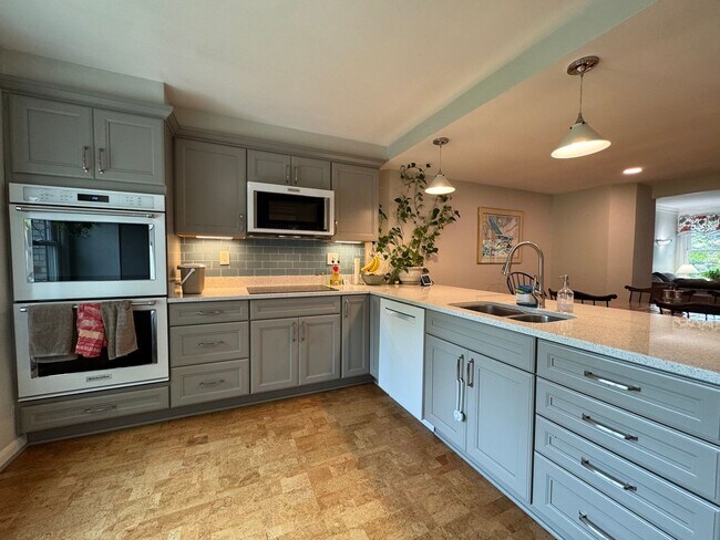 Building Photo - Refreshing 4 Bed 2/2 Bath End Unit Townhom...