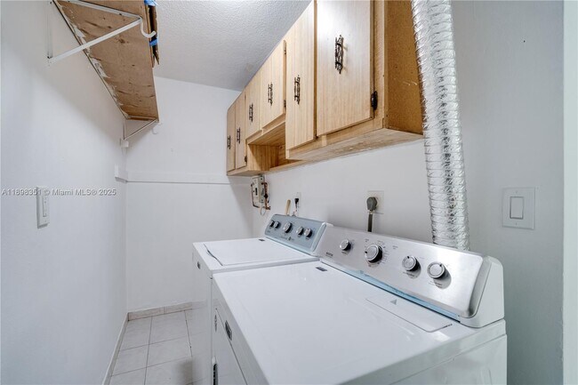 Building Photo - 3437 SW 25th St