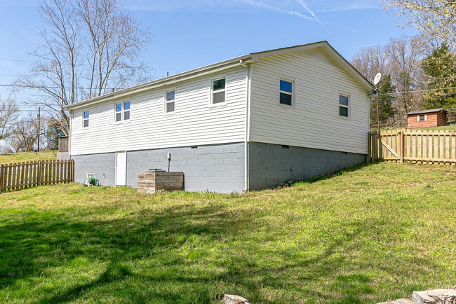Building Photo - 212 Hillview Dr