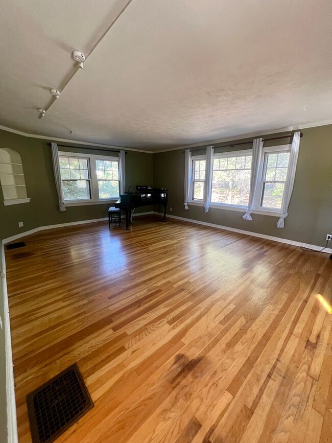 Building Photo - 4 Bedroom, 3.5 Bathroom Home - Located near Sky Lakes and Oregon Tech!