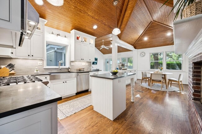 Building Photo - Elegant Chevy Chase Cul-de-Sac Home with Spacious Layout!