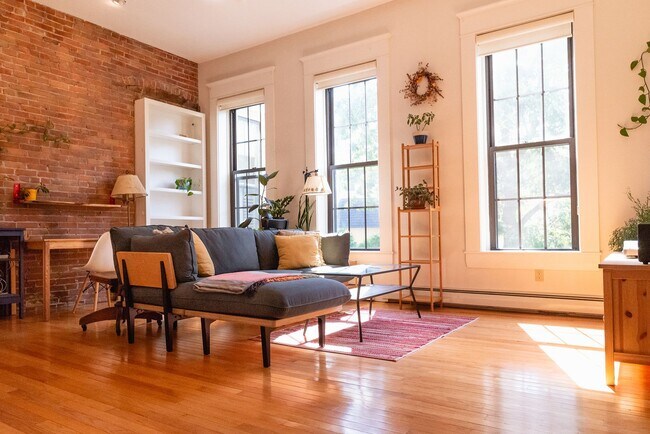 Building Photo - Beautiful 1 Bedroom In One Of Portlands Most Historic Buildings