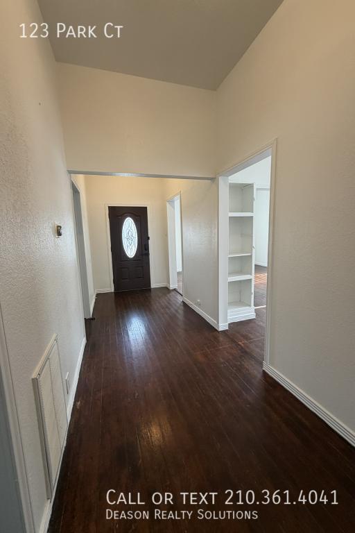 Building Photo - 123 Park Ct