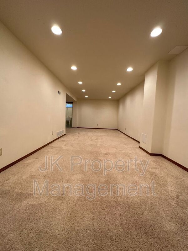 Building Photo - 319 Beth Dr