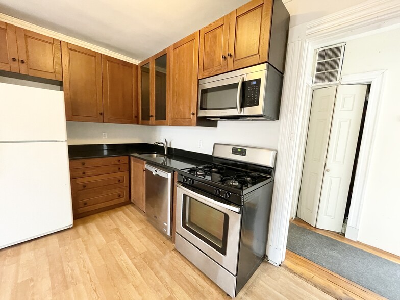 Building Photo - 76 Saint Stephen St