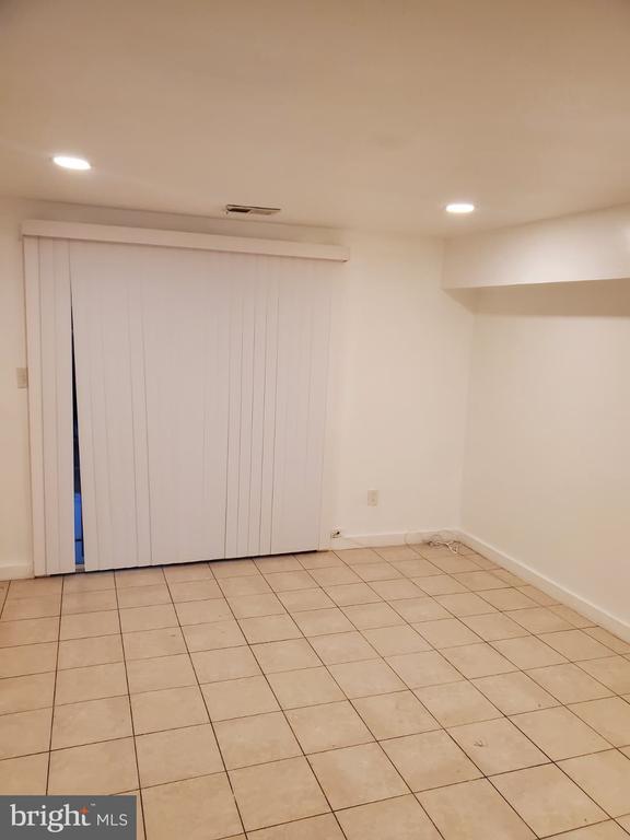 Building Photo - 1909 Dutch Village Dr