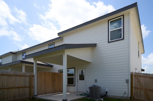 Building Photo - Hunters Ranch Beauty! 3 Bedroom 2 1/2 Bath Townhome
