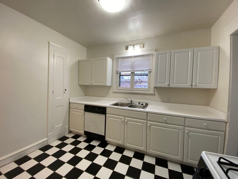 Building Photo - 2533 N Lake Dr