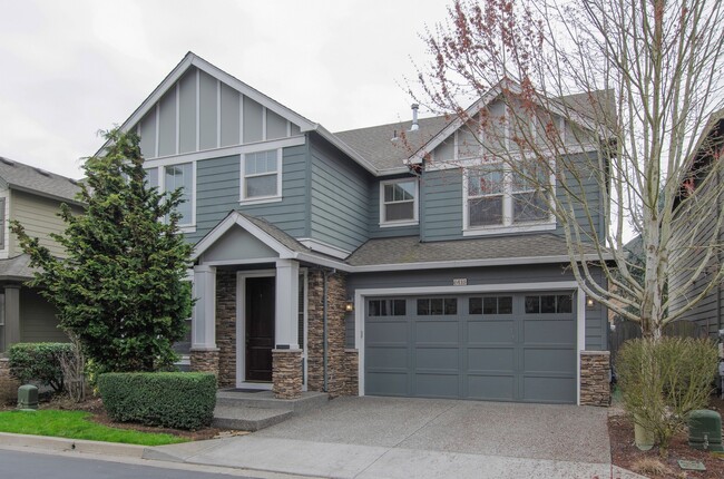 Building Photo - Large 3 bdrm / 2.5 bath with open floor pl...