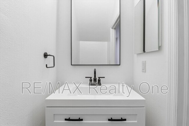 Building Photo - 1705 W Spring Meadow Loop