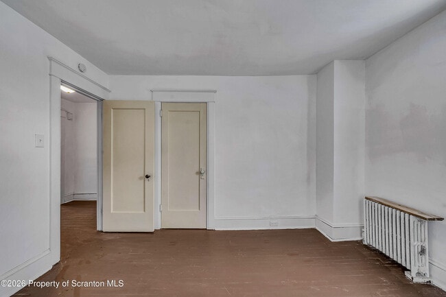 Building Photo - 208 E Warren St