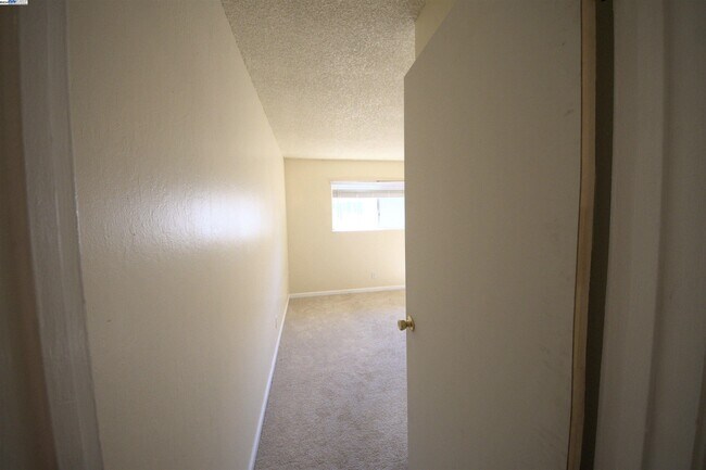 Building Photo - 1214 Sycamore Dr