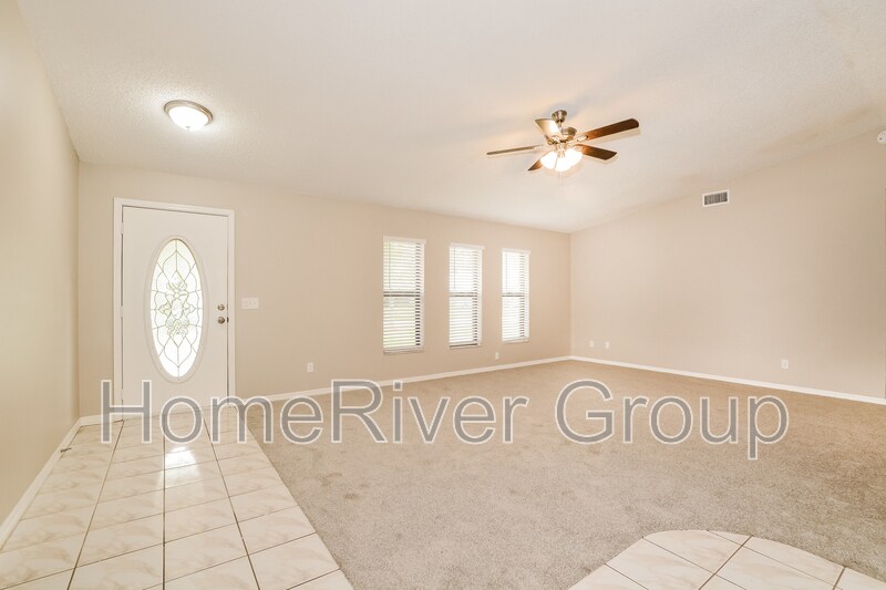 Building Photo - 2811 Queen Palm Dr