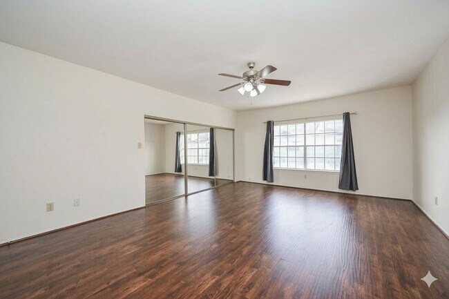 Building Photo - 338 Wilcrest Dr