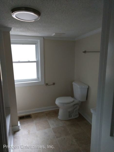 Building Photo - 2 br, 2 bath House - 1190 N. Forest Avenue