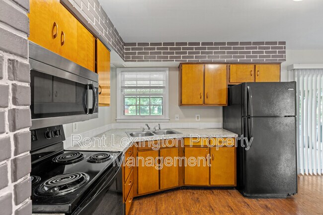 Building Photo - 3560 Lansdowne Dr