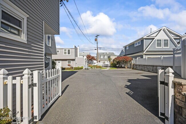 Building Photo - 208 4th Ave